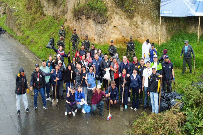 minga de recuperación y embellecimiento del espacio público en la avenida Panamericana, sector Cyrgo.