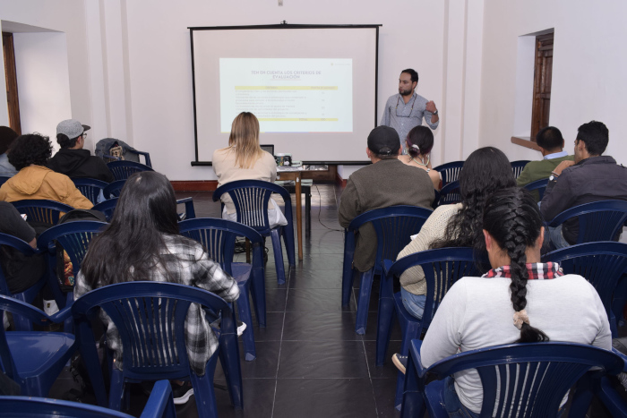 sesor del grupo de Fomento y Estímulos del Ministerio de Cultura, Cristian Estrella, socializó la convocatoria que impulsa el trabajo colaborativo entre los jóvenes 