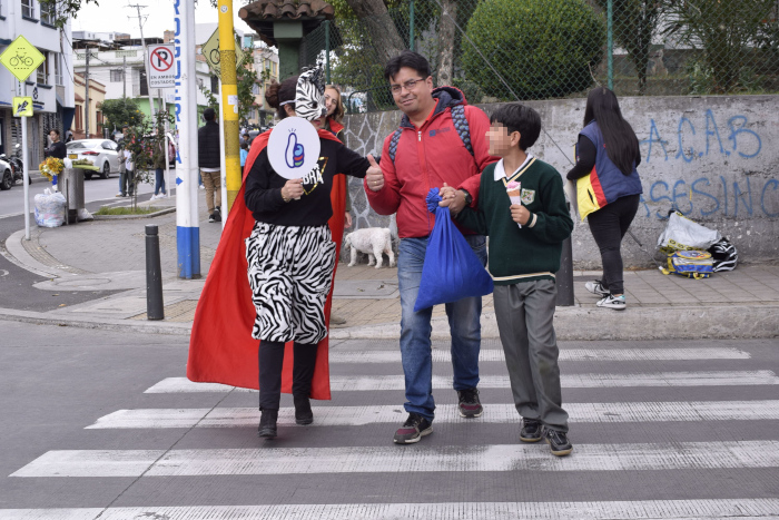 Pasto la Gran Capital avanza con el desarrollo de 'Ponte en mi Lugar' y ‘Súper Zebra’, campaña que sigue llegando a distintos sectores de la ciudad para sensibilizar en comportamientos seguros a los diferentes actores de la movilidad a quienes, además, de manera lúdica y pedagógica, se los invita a ponerse en el lugar del otro