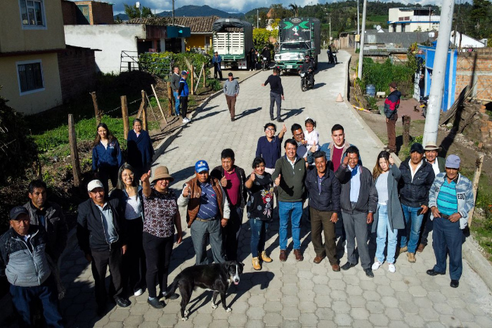 El Alcalde Germán Chamorro de la Rosa junto a la Secretaría de Infraestructura y Valorización, dio apertura a la obra de 120 metros lineales de adoquinamiento en la vereda Jurado del corregimiento de Santa Bárbara que se ejecutó mediante convenio solidario en articulación con la comunidad