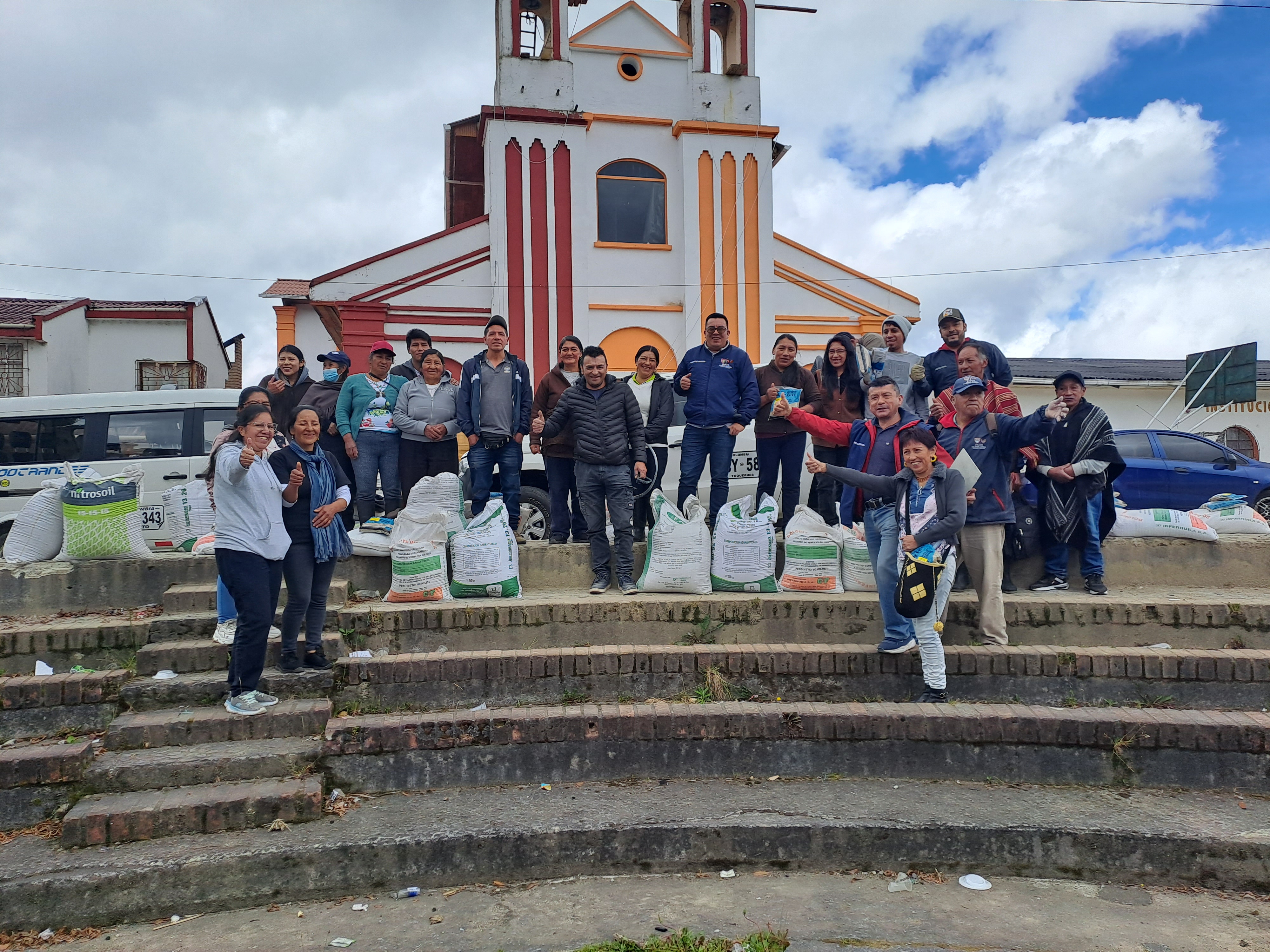 La Alcaldía de Pasto, a través de la secretaría de Agricultura, premió con insumos, semilla y abonos a los pequeños productores que participaron en la Segunda Feria Agropecuaria que tuvo lugar en el corregimiento de El Encano, con el objetivo de reconocer e incentivar la participación del sector rural y agropecuario en los espacios que promueven el desarrollo y dinamizan la economía de las comunidades