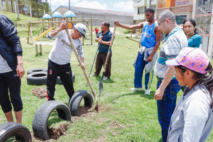 Jornada de embellecimiento en el barrio San Carlos de la comuna seis