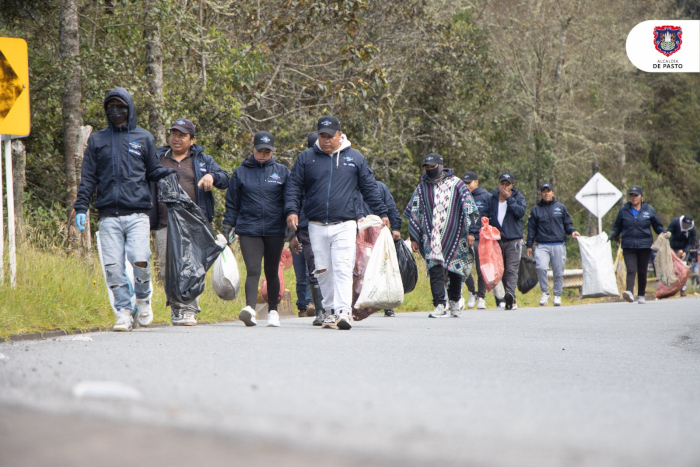 limpieza y recolección de residuos en la vía al corregimiento de El Encano