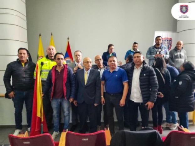 Fotografía Alcalde Pasto, funcinarios alcaldía y negociadores gremio taxistas