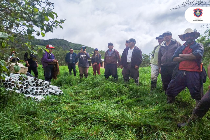 entrega de insumos para la reconstrucción del reservorio de agua de la asociación La Toma en Mocondino Alto 