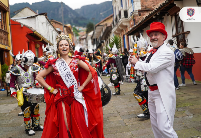 Con comparsas, murgas y colectivos coreográficos, el Carnaval de Negros y Blancos se tomó las calles de Bogotá