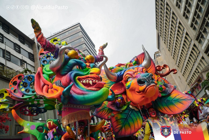 La magia del Carnaval de Negros y Blancos se tomó la plaza de Bolívar de Bogotá