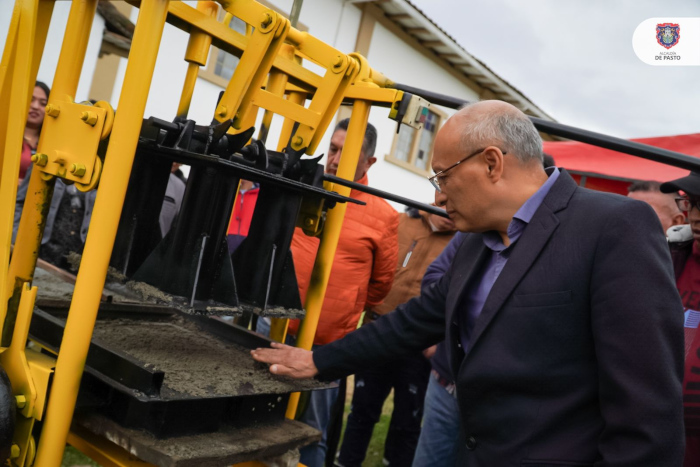 Alcalde Nicolás Toro entregó 10 máquinas adoquinadoras a alfareros de Jongovito que están en proceso de reconversión laboral
