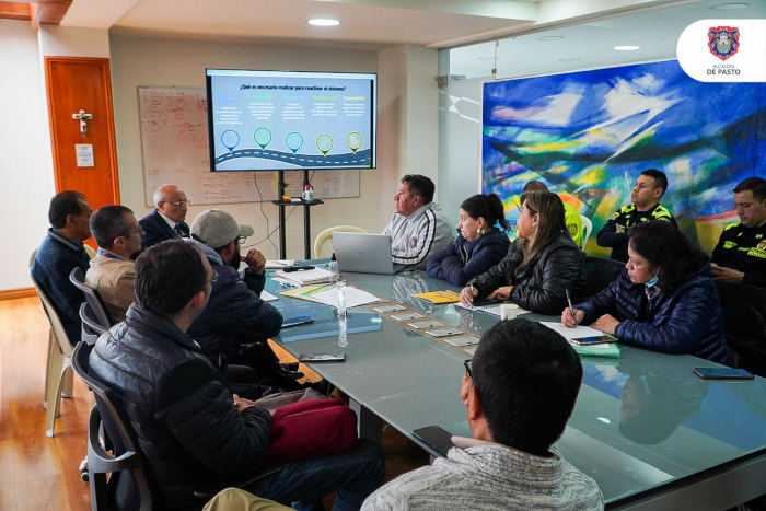 Alcalde Nicolás Toro y líderes de la Comuna 2 revisaron estrategias de seguridad y analizaron la administración definitiva del Parque Bolívar