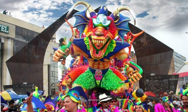 Carroza ganadora entre el cielo y el suelo - 2014