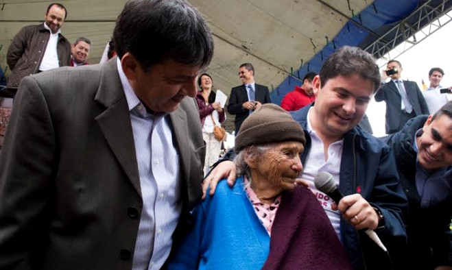 Entrega escrituras vivienda gratis - Pasto 2014