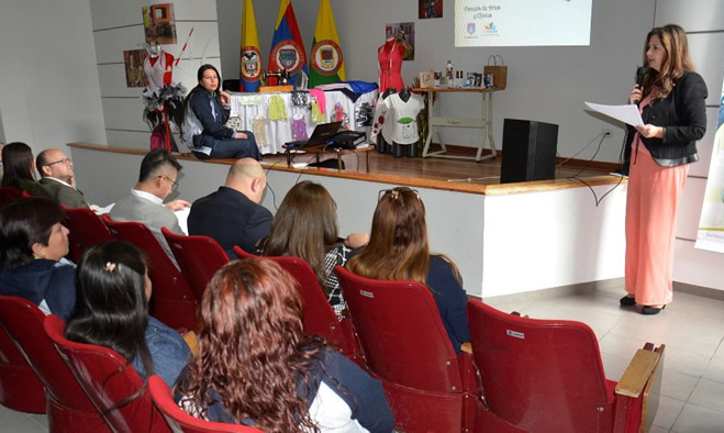Estudiantes de la línea de confecciones presentan unidades de negocio