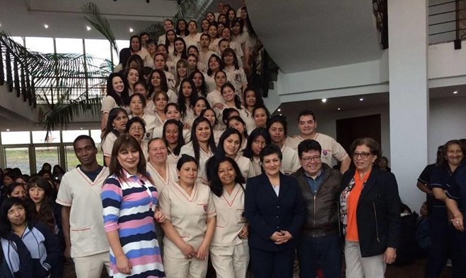 Aprendices de escuela de artes y oficios presentaron muestra de panaderia y manualidades