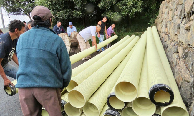 Secretaría de Gestión Ambiental entrega tubería para reposición