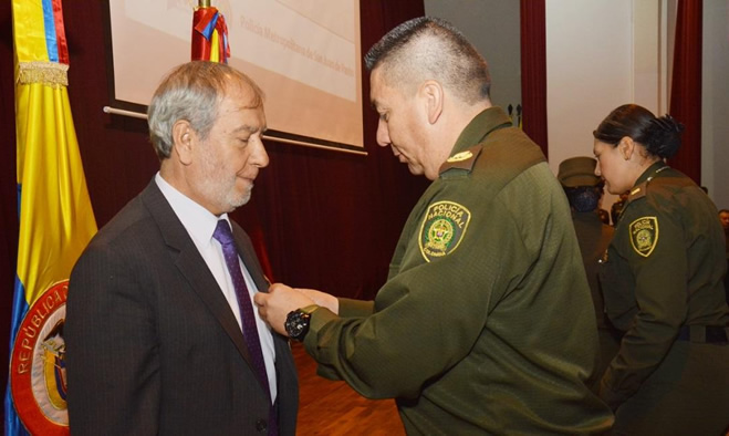 Policía Metropolitana de Pasto impone medalla al merito ciudadano al Alcalde de Pasto