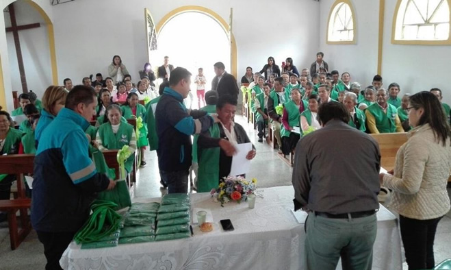 Grupo de adulto mayor certifiados como vigías ambientales