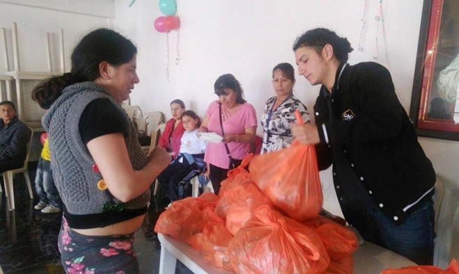 Entrega de mercados a habitantes torres San Luis