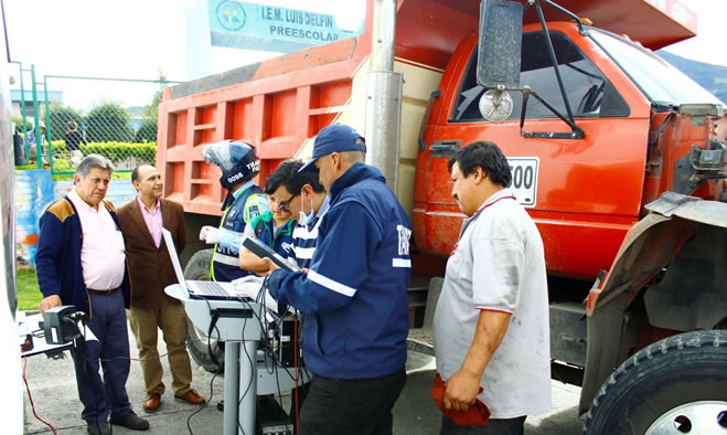 Controles de emisión de gases a vehículos particulares y de servicio público