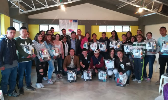 Entrega kits de barbería a jóvenes