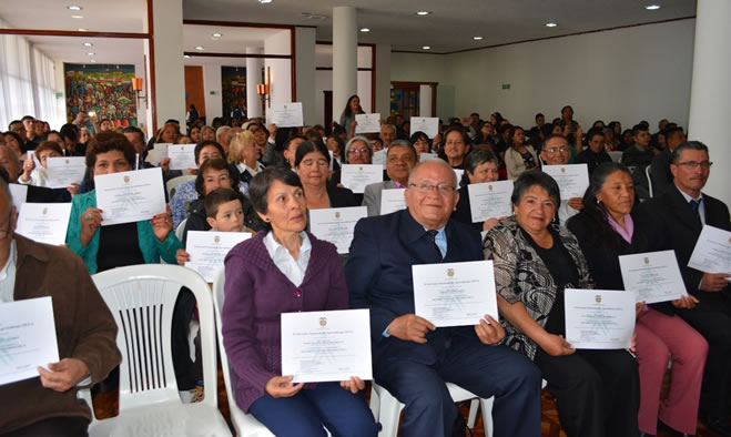 Adultos mayores recibieron certificación en informática