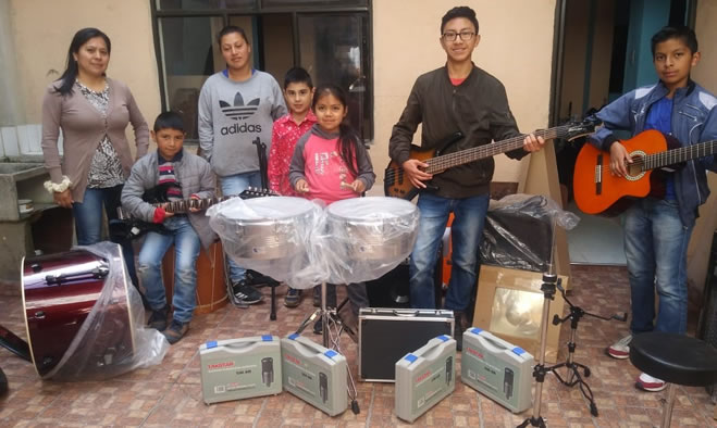 Entrega de instrumentos musicales