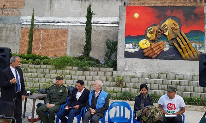 entrega del Mural por la Paz, en la plazoleta Santander