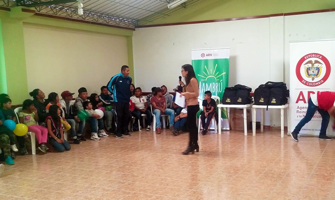 Niños y niñas de la comuna 10 reciben kits escolares y elementos deportivos