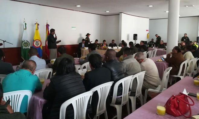 Comandante de Policía dialoga con líderes sociales