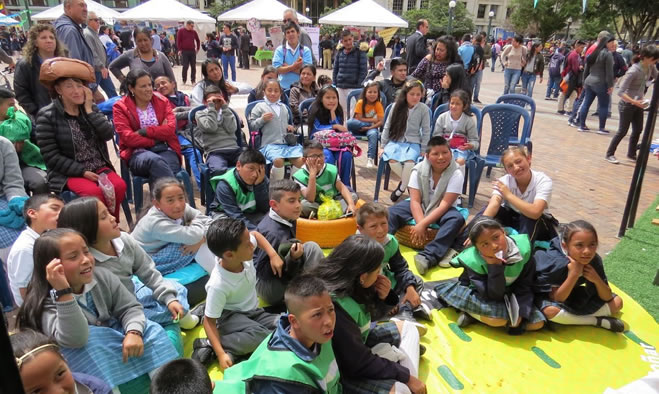 Feria Estudiantil aprovechamiento y sensibilización manejo residuos sólidos