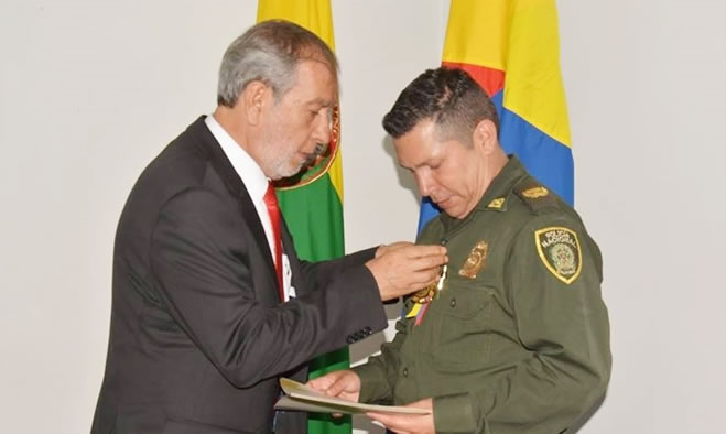 Condecoracion al Coronel Juan Carlos Morales Castr