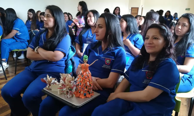 Estudiantes de manicure y pedicure