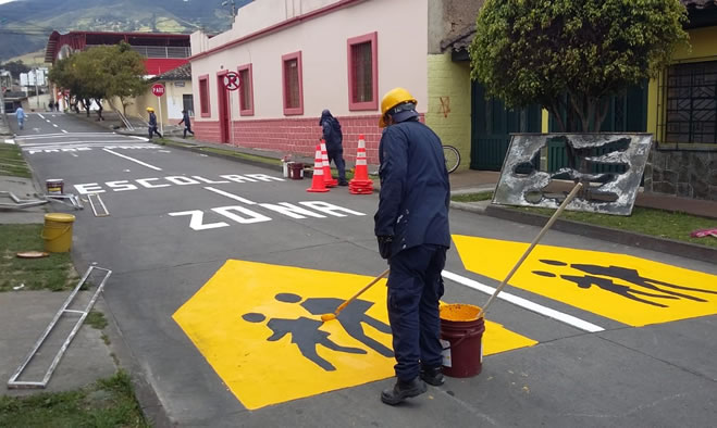 Instalación de semáforos y biciparqueaderos, señalización y demarcación