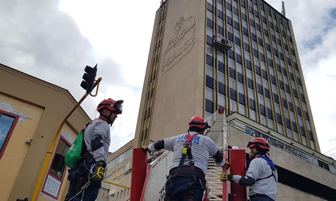 Simulaciones de rescate en alturas y atención a incendio