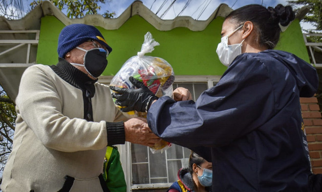 Entrega paquetes alimentarios