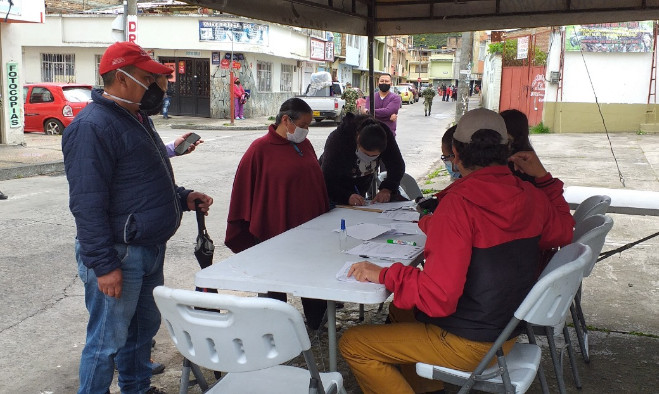 Entrega paquete alimentario ventas populares