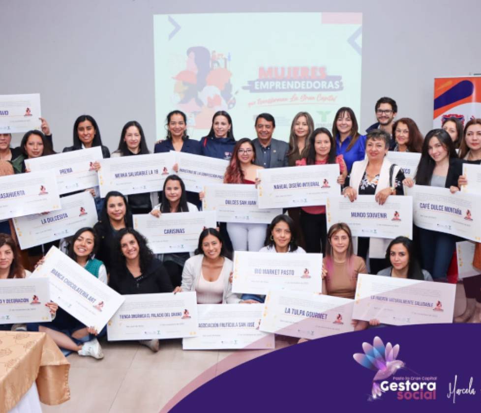 Alcalde Germán Chamorro de la Rosa y gestora social Marcela Hernández entregaron insumos y maquinaria a 26 mujeres emprendedoras que transforman “La Gran Capital”