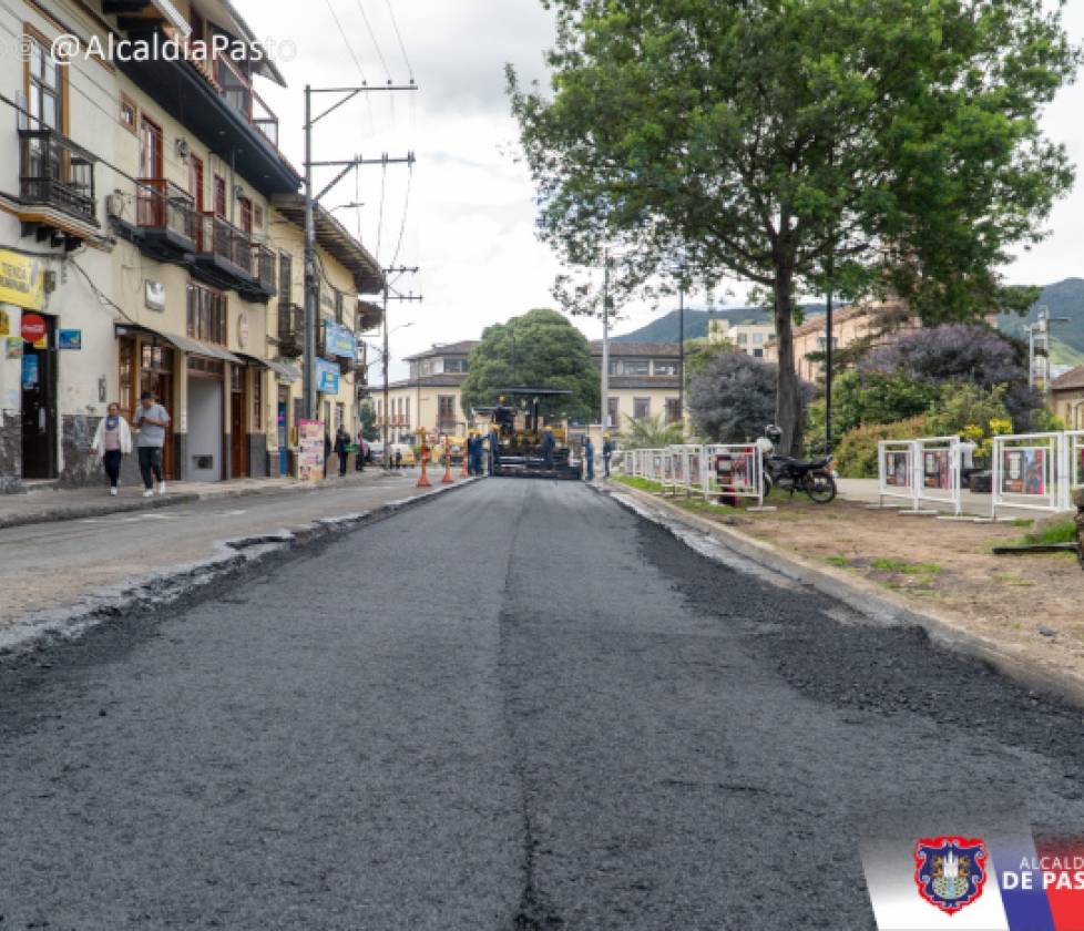 Secretaría de Infraestructura avanza en el reparcheo de la calle 16, sector de Rumipamba 
